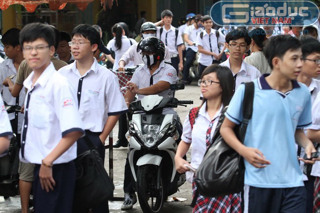 Chỉ khi đến tháng an toàn giao thông, lực lượng CSGT tiến hành kiểm tra thì tình trạng học sinh đi học bằng xe máy trên 50cc mới giảm. >> ĐẦU NĂM HỌC MỚI, HỌC SINH THỦ ĐÔ ĐÙA VỚI TỬ THẦN